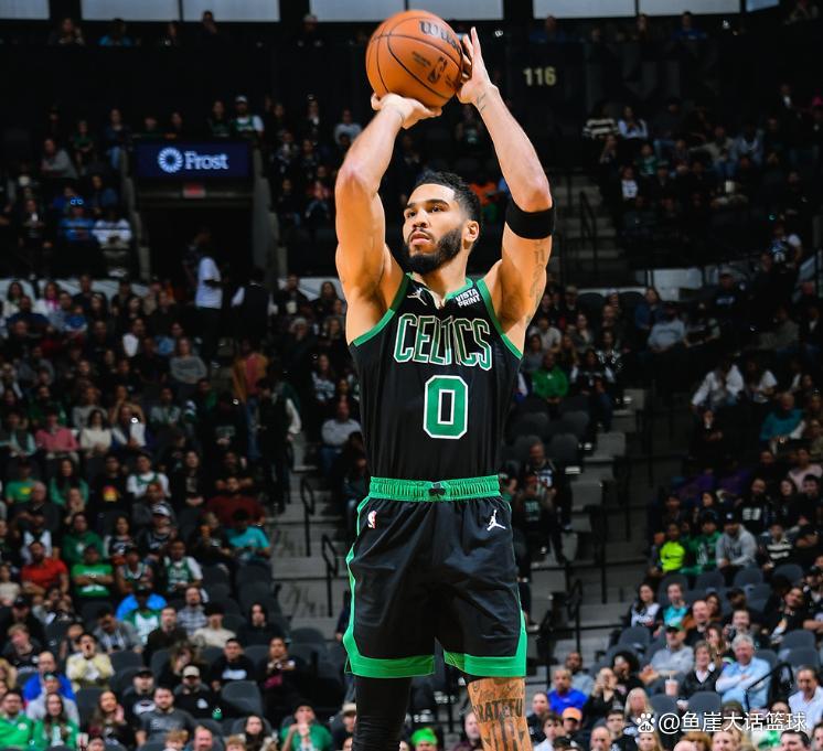  巴塞罗那带队取胜！，塔图姆重要时刻锐不可当观众掌声雷动