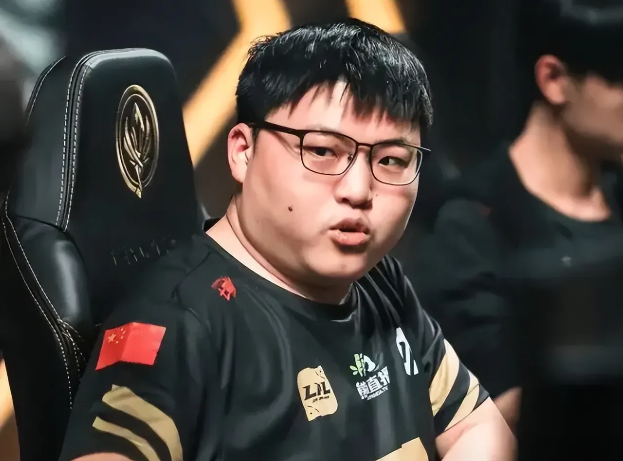 kaiyun(中国)官方网站 刷新纪录引发热议!,TheShy在RNG比赛中比赛局势复杂观众掌声雷动